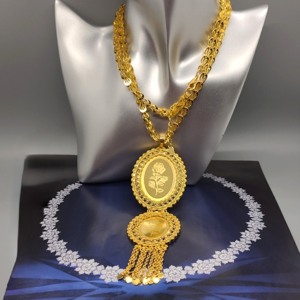 Vintage Rose Pattern Oval Pendant Gold Necklace